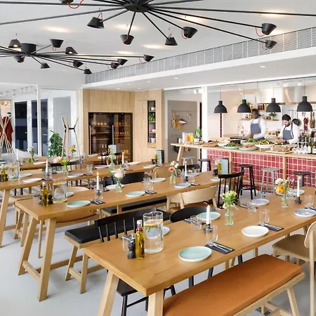 Aparthotel Zoku 4*